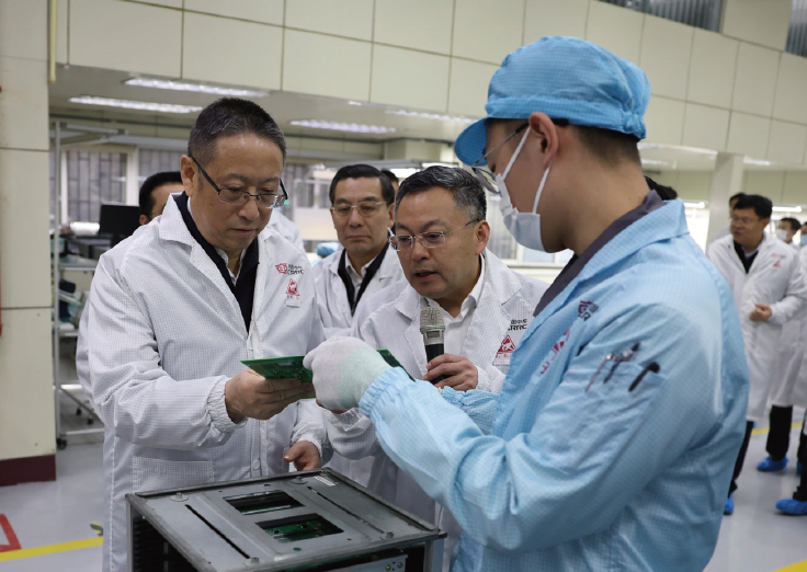 2023年4月5日，作者 （左一） 率調研組考察中車青島四方車輛研究所有限公司，就 “加快推動軌道交通產業高質量發展”開展年度重點調研。