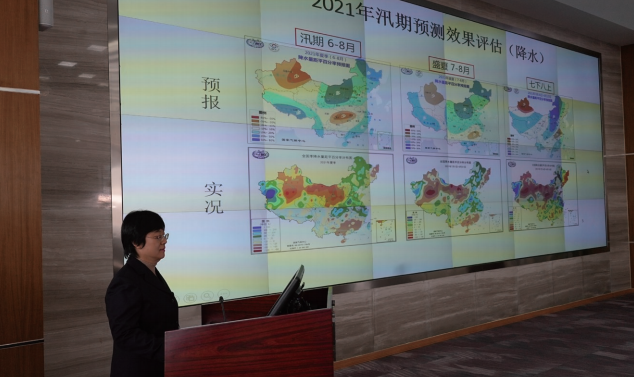 陳麗娟在會商中作氣候預測總結報告。