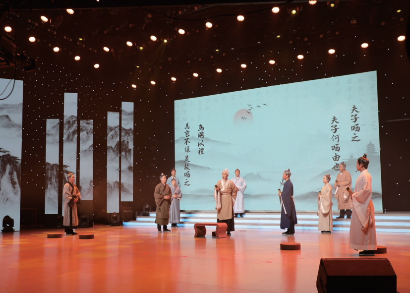 2023年9月至12月，濟寧市紀委監委機關、市委宣傳部、市委市直機關工委聯合開展全 市機關“學國學、誦經典、育品格”傳承發展中華優秀傳統文化系列活動，共4類15項。圖為經 典誦讀活動展演現場。