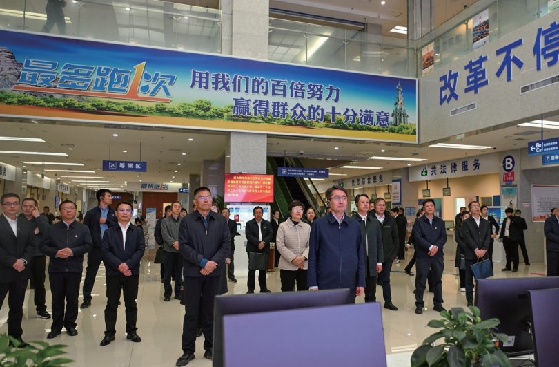 2023年10月30日，新疆維吾爾自治區高質量機關黨建引領高質量發展觀摩交流會在克拉瑪依市召 開。圖為與會代表在克拉瑪依市政務服務和公共資源交易中心參觀調研。