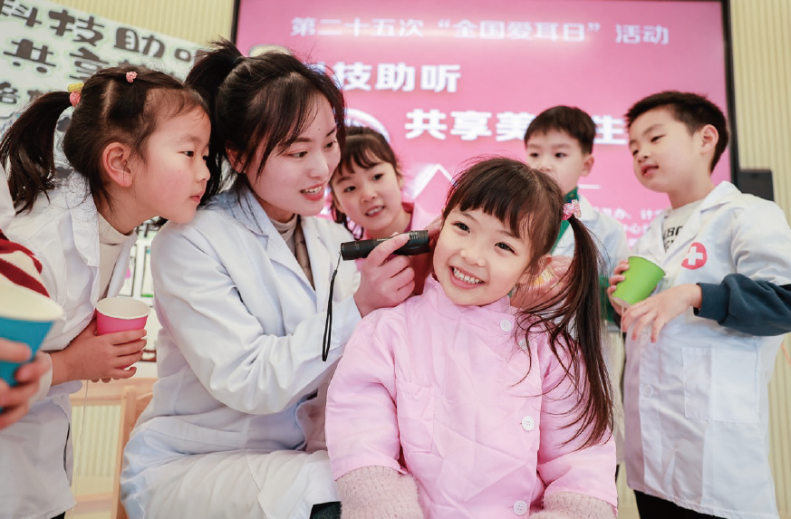 2024年3月1日，浙江省湖州市長興縣龍山街道中心幼兒園內，保健醫生正在 為孩子們開展耳朵健康檢查。
