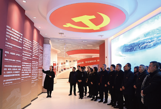 2024年1月22日，四川省南充市蓬安縣紀委監委清風驛站內，來自教育系統的 黨員干部正在接受節前黨風廉政教育。