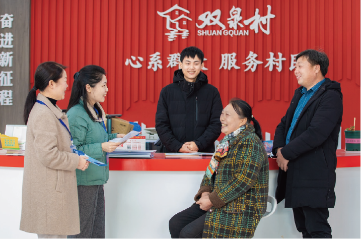 2023年1月10日，湖北省宜昌市夷陵區紀委監委干部在雙泉村走訪群眾。