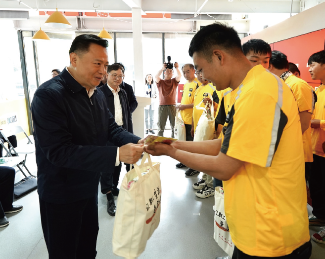 2024年4月25日，作者（ 左一） 帶隊前往美團騎手黨群服務中心調研，看望慰問新就業形態 勞動者。