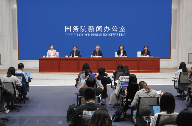 2024年4月18日，作者（ 中） 在國新辦舉行的新聞發布會上介紹2024年一季度金融運行和外匯 收支情況。