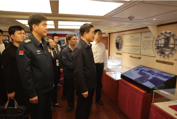 2024年5月12日，作者（ 中） 帶領中央黨史和文獻研究院干部一行調研海軍博物館。