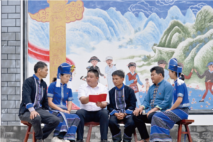 2024年5月15日，云南省大理白族自治州南澗彝族自治縣公郎鎮落底河村委會的黨員干部在公郎 鎮紀委工作人員帶領下學習新修訂的《 中國共產黨紀律處分條例》。