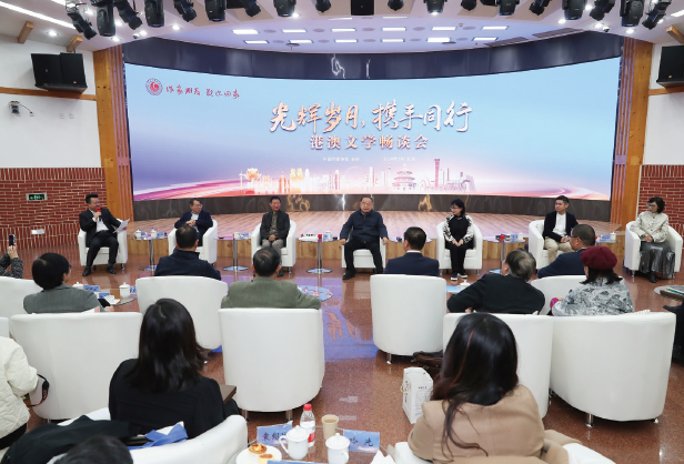 中國作協邀請港澳作家“回家”，舉辦“光輝歲月，攜手同行”港澳文學暢談會。