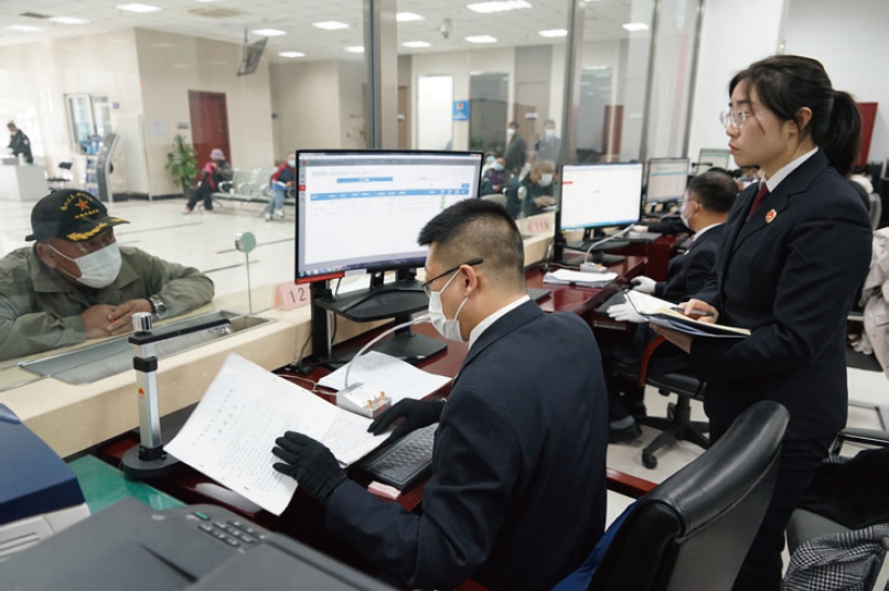 最高檢機關青年干部到12309檢察服務中心 一線接訪。