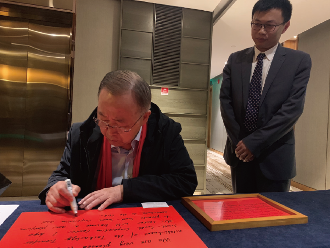 作者（ 右） 見證聯合國前秘書長潘基文題詞贊譽南南合作技術轉移成果。