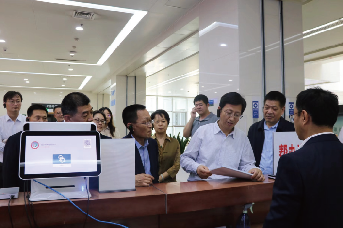 2024年4月22日，作者 （右三） 帶隊赴山東省臨沂市不動產登記交易中心調研。