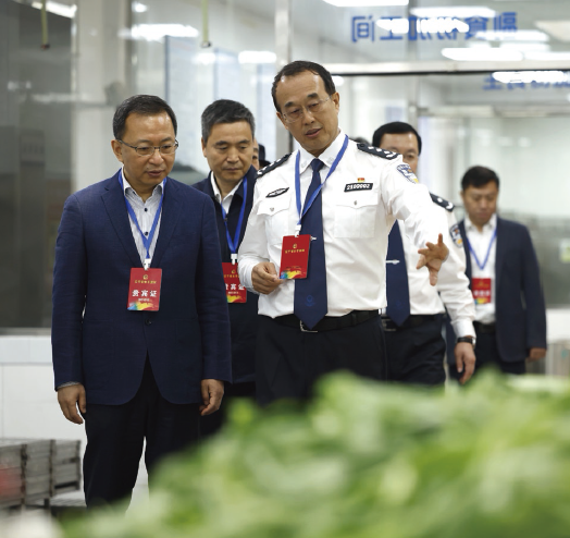 2024年5月20日，作者（ 左一） 帶領省直機關工委黨員干部 到遼寧省某監獄開展警示教育。