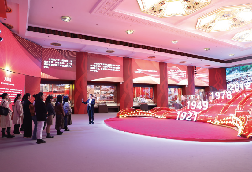 2023年10月22日，參加鑄牢中華民族共同體意識文物古籍展志愿講解 員培訓班的學員正在接受培訓。