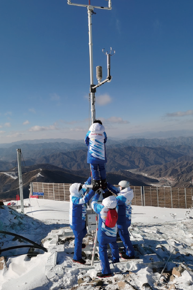 2022年1月25日，延慶賽區駐場的北京冬奧 會冬殘奧會外圍氣象服務團隊現場觀測保障人員 正在維護國家高山滑雪中心競速賽道附近的自動 氣象站。