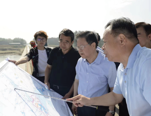 2023年8月19日，國家發展改革委黨組書記、主任鄭柵潔（右二）率工作組 赴北京、河北受災地區調研京津冀特大暴雨洪澇災害救災和災后恢復重建工作 情況。