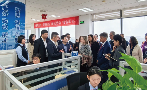 2024年4月10日，應邀訪華的巴西勞工黨高級干部考察團參觀北京 12345市民熱線服務中心。