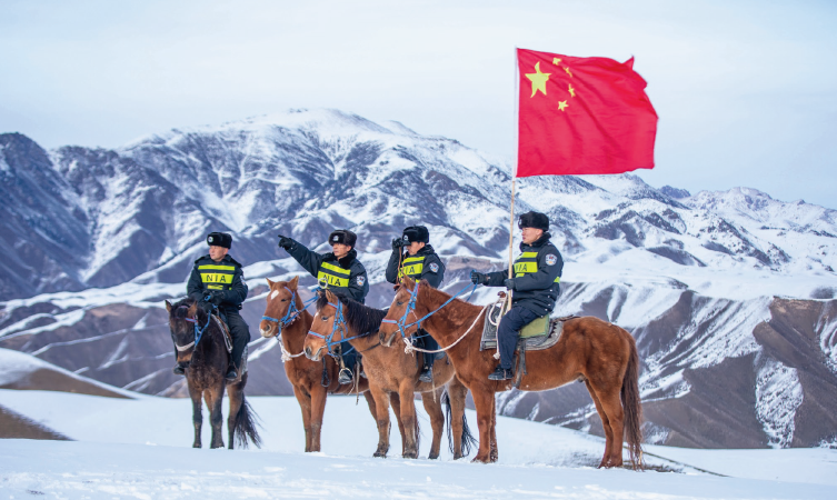 新疆伊犁邊境管理支隊組成“馬背巡邏小分隊”深入無人區巡查，維護邊境地區安全穩定。