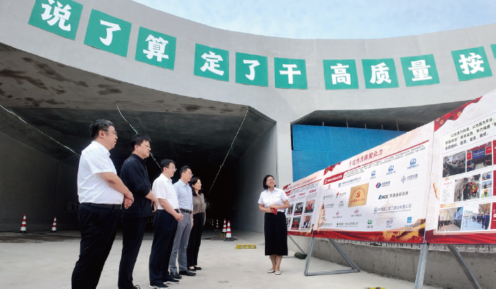 2024年7月15日，青島市委常委、秘書長、市委市直機關工委書記常紅軍（ 左三） 帶隊開展專題調研。