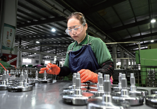 2023年10月11日，四川省南充市蓬安縣工業園區，民營企業員工開 足馬力趕訂單，抓生產。