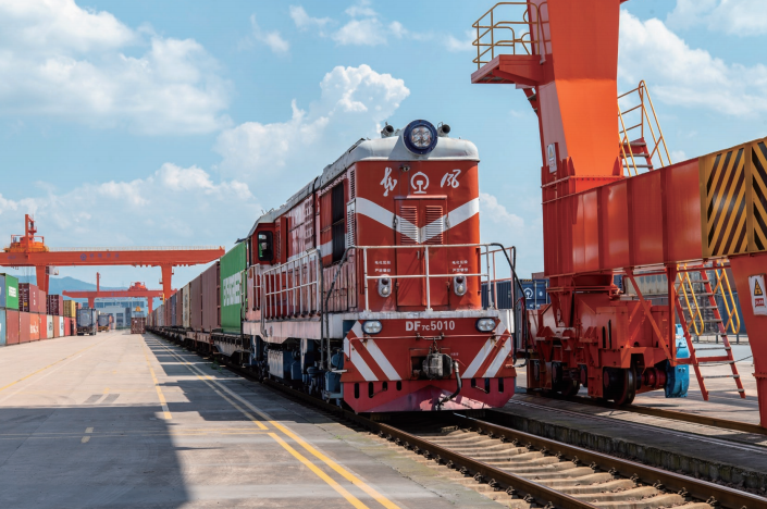 2024年7月3日，浙江省金華市金東區鐵路金華南貨場，一列裝載100標箱休閑椅、 廚房用具、布料、生活用品等貨物的“金華—寧波舟山港”海鐵聯運班列平穩發車，抵達寧 波舟山港后將運往歐美市場。