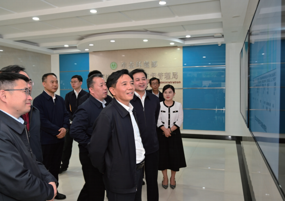 2024年4月17日，作者（前排中）在河南調研期間到生態環境部黃河流域生態 環境監督管理局看望慰問干部職工。