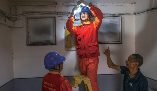 國家電網四川電力成都高新連心橋黨員服務隊排查老舊小區供電隱患并更換小區樓道節能燈，獲市民點贊。