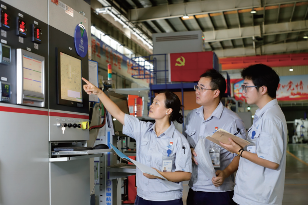  航發科技黎紅英“鑄心”勞模創新工作室承擔著先進航空發動機零部件表面噴涂工 藝創新攻關重任，圖為團隊成員在生產現場跟蹤大氣等離子噴涂工藝改進創新。