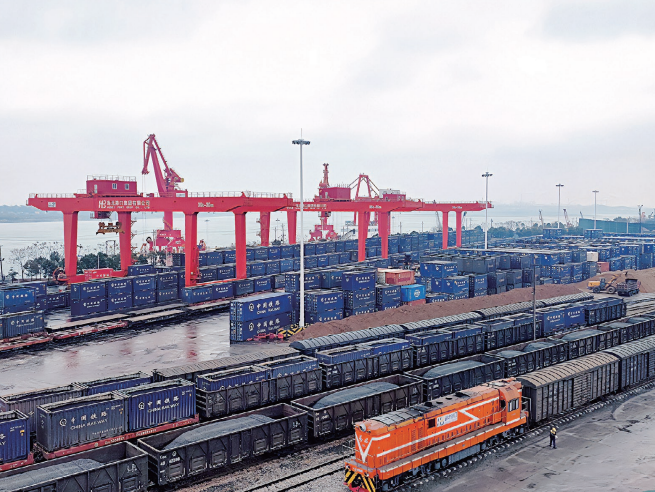 湖北港口宜港集團枝城港是重慶和武漢兩大城市群間唯一長江與南北鐵路 垂交的鐵水聯運港。