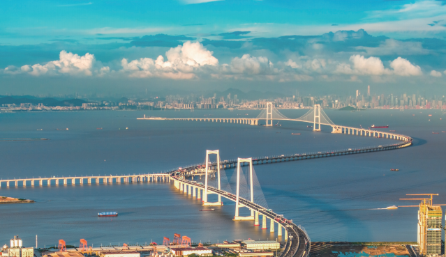 2024年6月30日通車的深中通道，是世界級“橋、島、隧、水下互通”跨海集群工程，也是構建粵港澳大灣區綜合交通運輸體系的核心交 通樞紐工程。