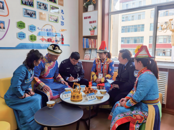 2023年12月20日，在甘肅省肅南裕固族自治縣紅灣寺鎮“阿勒齊”（在裕固語中意 為“中間人”） 調解工作室里，調解員正在調解鄰里糾紛。