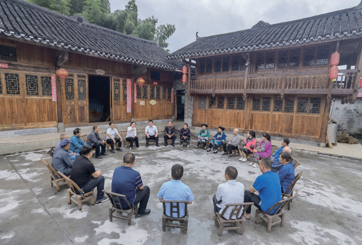 2023年9月13日，湖南省花垣縣司法局工作人員為石欄鎮朋巖村“法律明白人”宣講人民調解法及 鄉村振興政策。