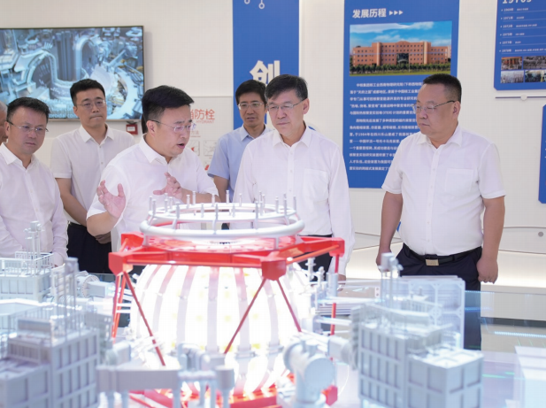 2024年8月2日，作為學習貫徹黨的二十屆三中全會精神中央宣講團成 員，作者 （右二） 來到中核集團核工業西南物理研究院，向科研人員和基層黨 員干部宣講黨的二十屆三中全會精神，與大家交流互動。