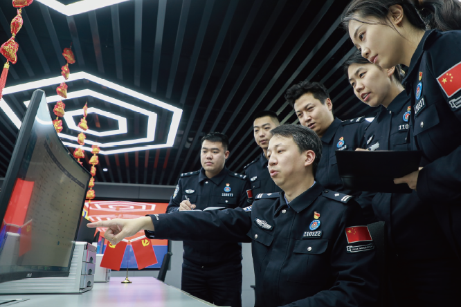 陳靜波與同事們正在研究數據建模。