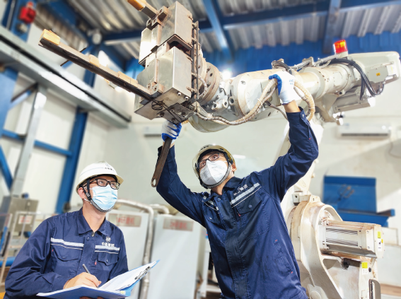 中國中檢工作人員對港口自動化取制樣系統進行日常維護和保養。