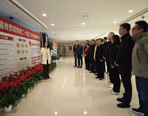 2024年10月25日，北京市司法局講解員在機關文化長廊為部分黨員講解“學習 宣傳貫徹黨的二十屆三中全會精神 以改革賦能司法行政工作現代化”主題展板。