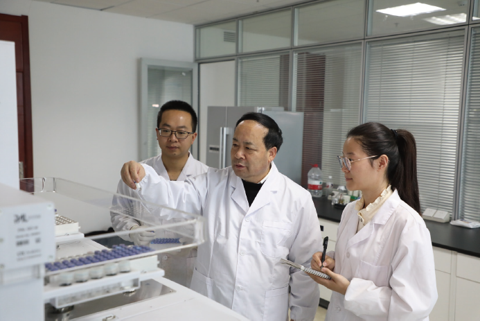 2024年11月7日，作者 （中） 在干旱區生態安全與可持續發展實驗室指導團隊 開展同位素水文實驗。