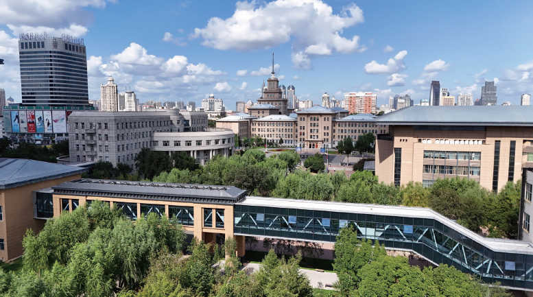 2024年8月，哈工大第四期暖廊全線貫通，累計建成室內暖廊通道4.19公里。圖為校園暖 廊一角。