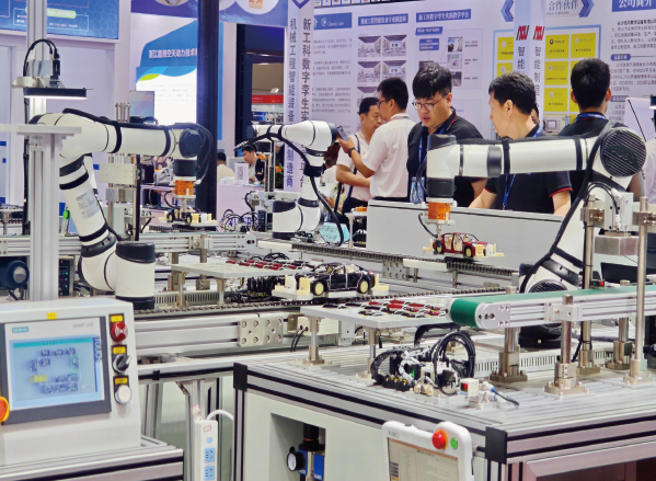 2024年4月15日至17日，第61屆中國高等教育博覽會在福建福州舉辦。圖為參觀者 在觀看機器人自動化設備。