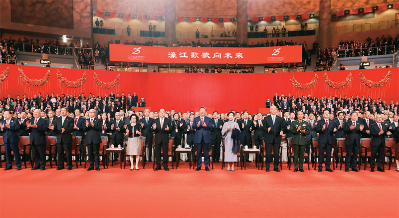 2024年12月19日晚，慶祝澳門回歸祖國25周年文藝晚會在澳門東亞運動會體育館舉行。中共中央總書記、國家主席、中央軍委主席習近平觀看演出。晚會最后，習近平同全場觀眾一起高唱《歌唱祖國》。 新華社記者 丁林/攝