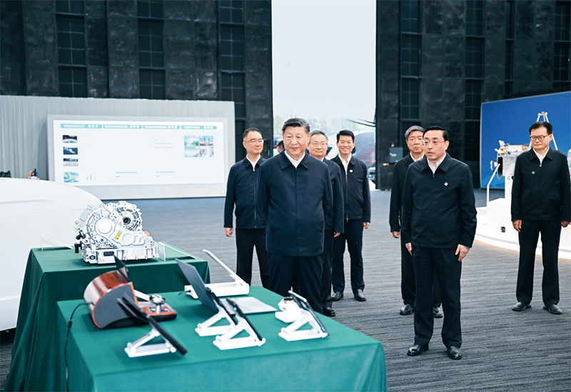 2024年10月17日至18日，中共中央總書記、國家主席、中央軍委主席習近平在安徽考察。這是17日下午，習近平在合肥濱湖科學城察看安徽省重大科技創新成果集中展示。 新華社記者 謝環馳/攝