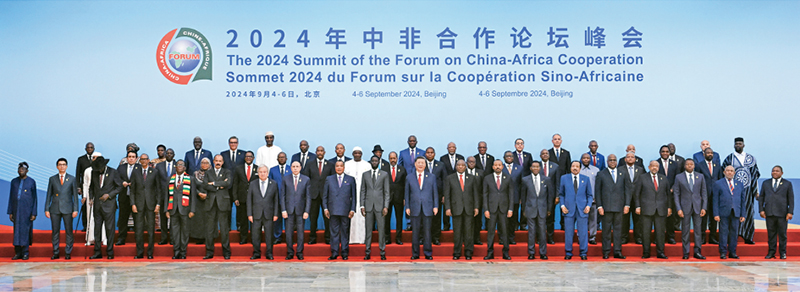 2024年9月5日上午，國家主席習近平在北京人民大會堂出席中非合作論壇北京峰會開幕式并發表主旨講話。這是開幕式前，習近平同出席峰會的外方領導人集體合影。 新華社記者 饒愛民/攝