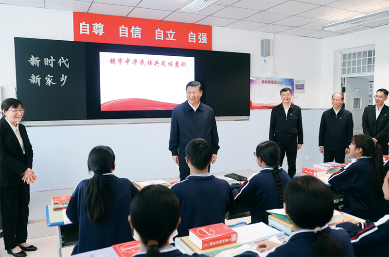2024年6月18日至19日，中共中央總書記、國家主席、中央軍委主席習近平在青?？疾?。這是18日下午，習近平在果洛西寧民族中學高一（1）班觀摩“新時代、新家鄉”主題思政課。 新華社記者 鞠鵬/攝