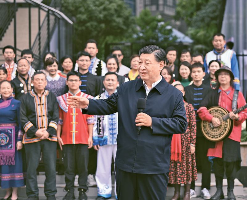 2023年12月14日至15日，中共中央總書記、國家主席、中央軍委主席習近平在廣西考察。這是14日上午，習近平在南寧市良慶區蟠龍社區考察時，同社區各族群眾親切交流。 新華社記者 燕雁/攝