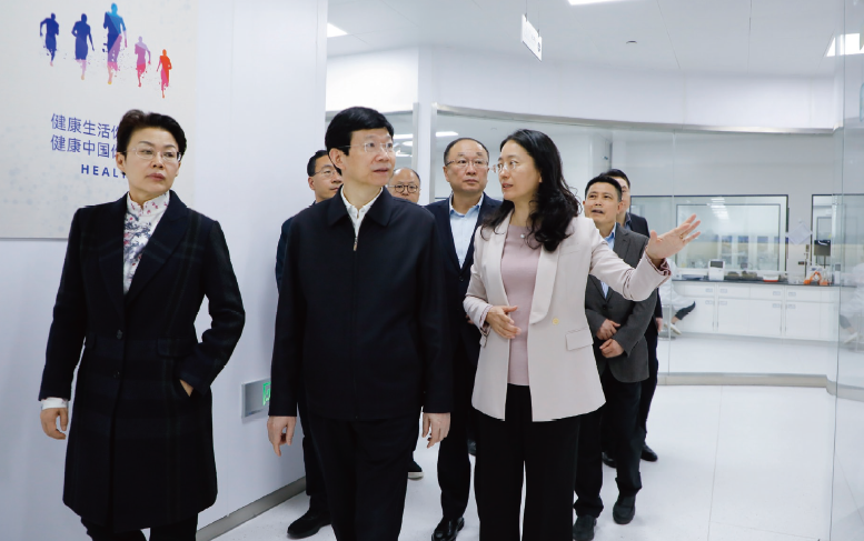 2024年4月8日至10日，作者（ 中） 在山東調研深化藥品監管改革促進醫藥產業高質量發展工作。