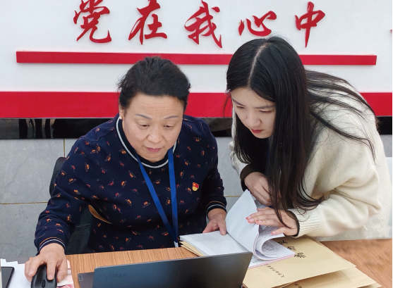 2024年10月25日，國家醫療保障局工作人員正在開展醫?；饘ｍ楋w行檢查。