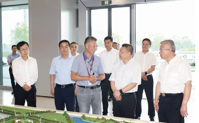 2024年7月25日，作者（ 前排右二） 圍繞稅務系統貫徹落實黨的二十屆三中全會精神，帶 隊到浙江省杭州市、紹興市、海寧市等地，深入企業、基層調研座談。