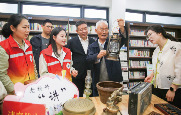 2024年5月13日，江蘇省如皋市如城街道顧莊社區書屋內，老黨員結合老物件向黨員 群眾講述清廉家風故事。