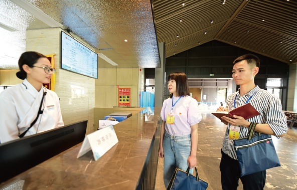 2024年4月29日，江西省贛州市章貢區紀檢監察干部在轄區景區了解公款旅游消費 相關情況。