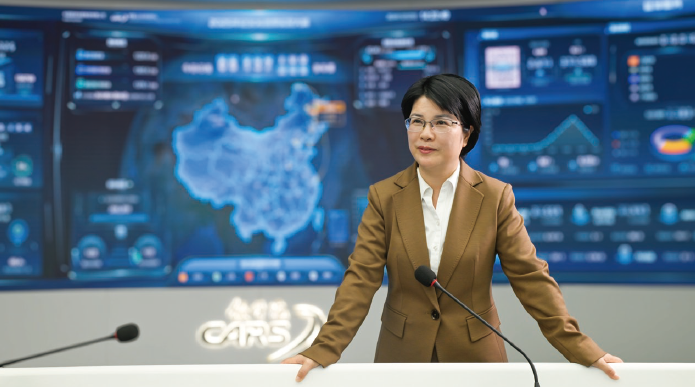 2024年12月23日，單杏花在鐵路12306監控大廳作業務講解。