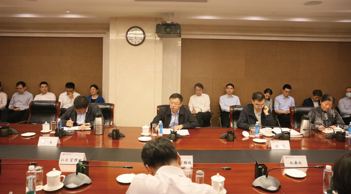 2024年4月18日，國家開發銀行辦公室（黨委辦公室）黨支部組織黨員干部開 展集體學習。